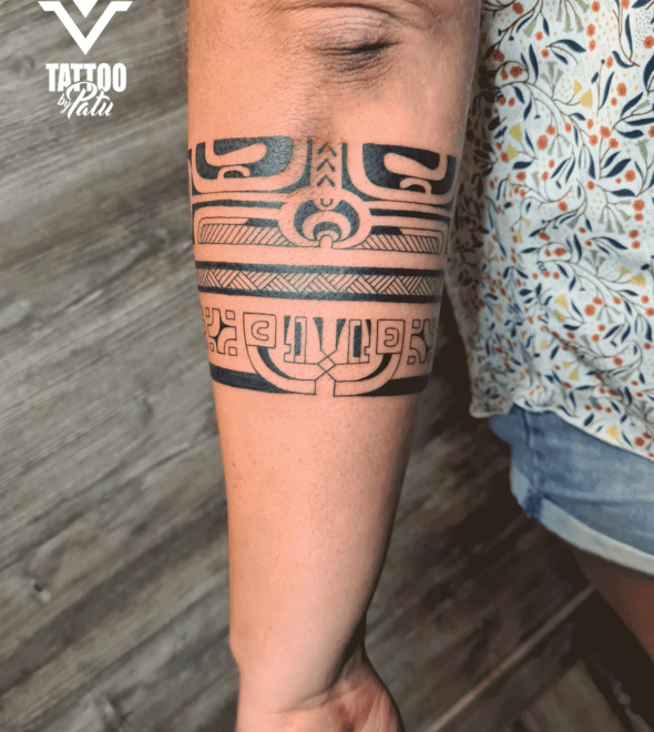tatouage-tahiti-papeete-polynesien-black-patu-avant-bras-bracelet