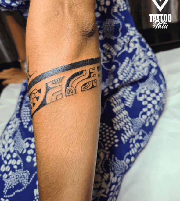 tatouage-tahiti-papeete-polynesien-black-patu-avant-bras-bracelet