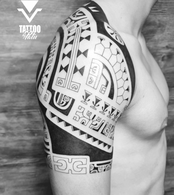 tatouage-tahiti-papeete-polynesien-black-patu-epaule