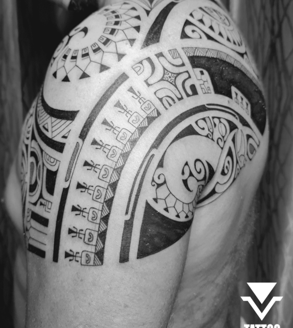 tatouage-tahiti-papeete-polynesien-black-patu-epaule